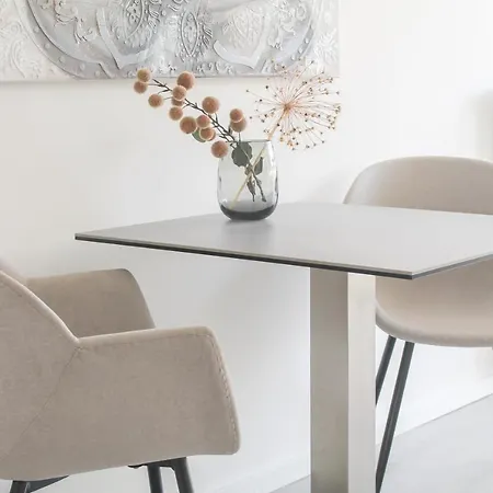 Buddha - Stadtnah, Balkon, Parkplatz, E-ladestation Fuer Autos & Fahrraeder, Fitnessstudio Coblença