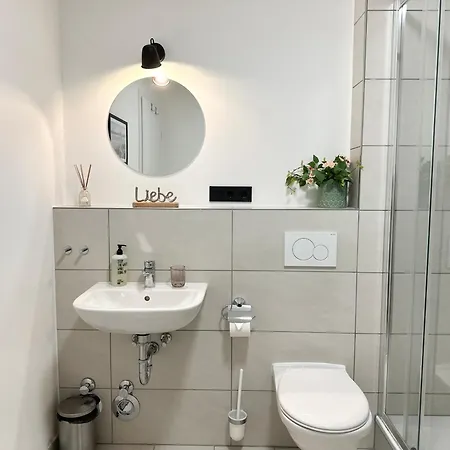 Buddha - Stadtnah, Balkon, Parkplatz, E-ladestation Fuer Autos & Fahrraeder, Fitnessstudio Koblenc