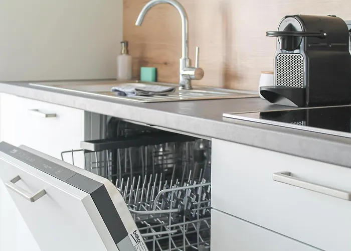 Buddha - Stadtnah, Balkon, Parkplatz, E-ladestation Fuer Autos & Fahrraeder, Fitnessstudio Apartment